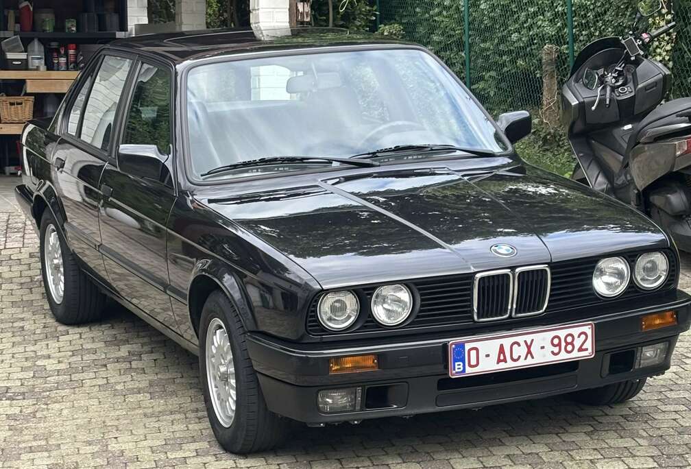 BMW BMW 320i E30 4 portes (ancêtre)