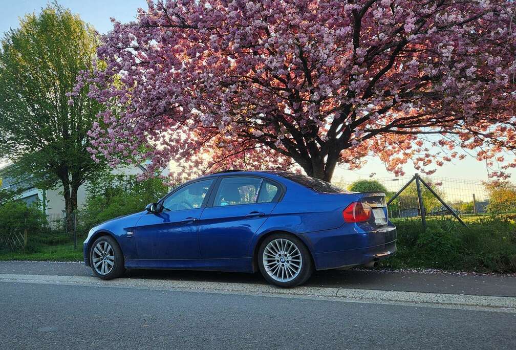 BMW 318i 129ch Sport