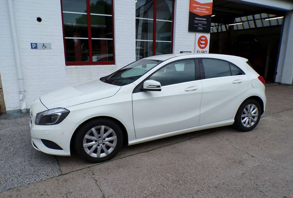 Mercedes-Benz A 180i met Sensoren, navigatie, bluetooth, zetelverwarming,..