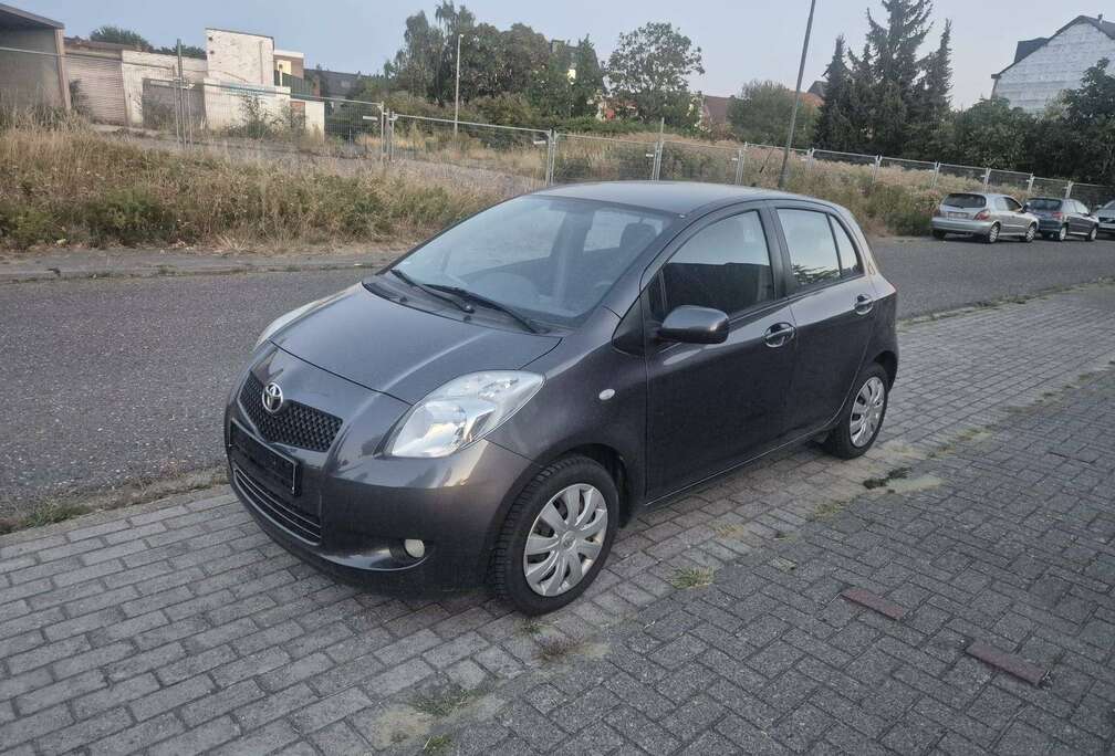 Toyota 1.3i VVT-i - Airco - TomTom Navigatie - Parkingssensoren + Keuring - Garantie - 107.000 km