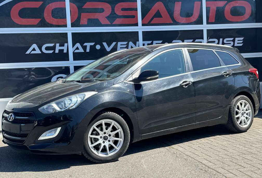 Hyundai i30 SW 1.6 CRDi Blackline NAVI CAM CLIM AUTO CRUISE JA