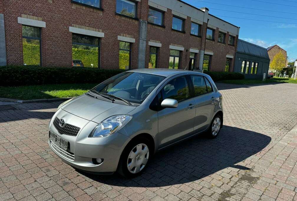 Toyota Yaris 1.3i VVT-i 16v AIRCO GPS CLIMATISÉ