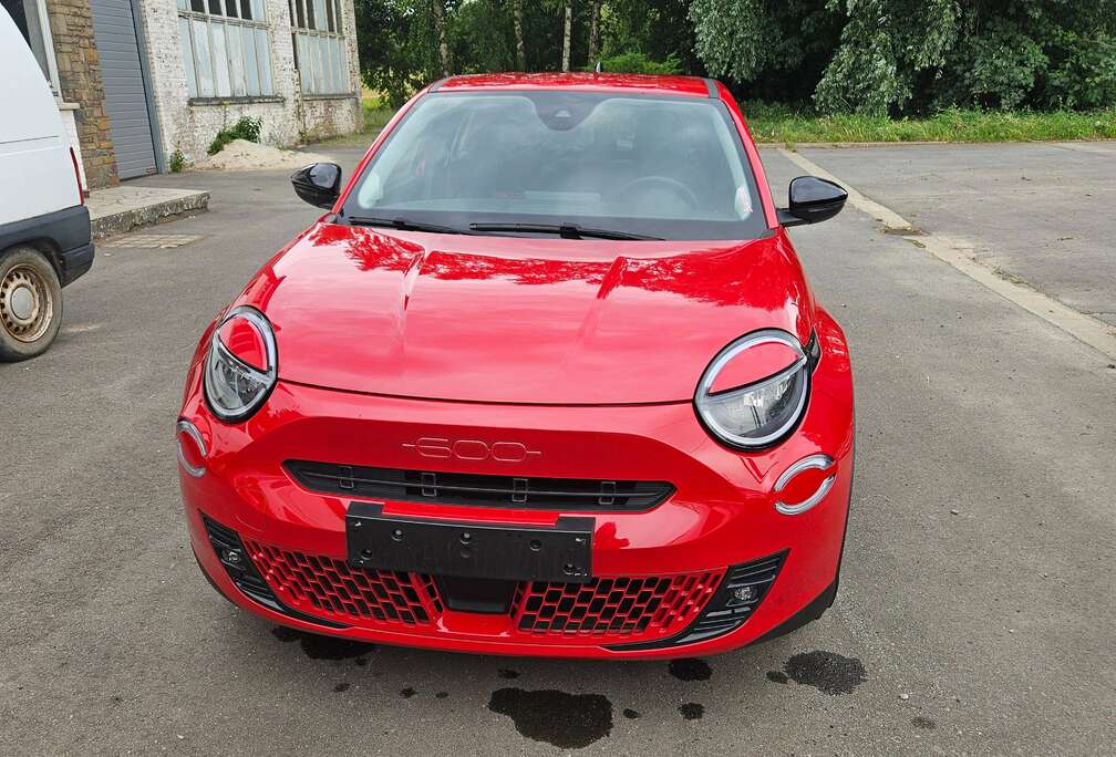 Fiat e-600 54 kWh Red Red