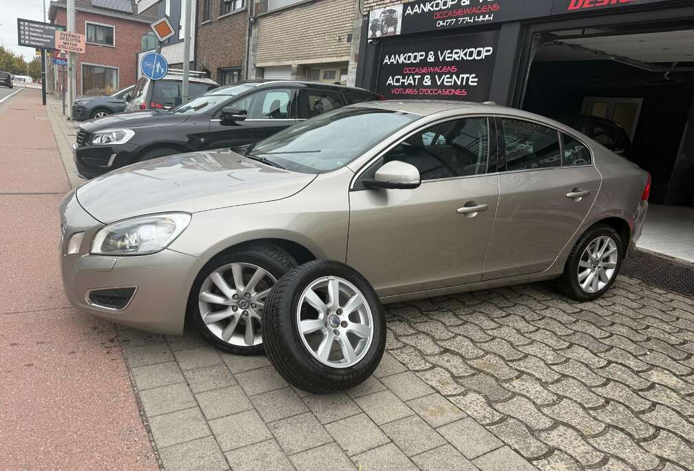 Volvo V60 2.0 D3 5Cylidre Summum Cuir Xenon Navigations