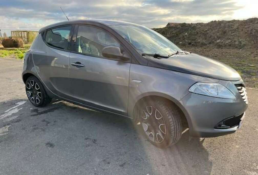 Lancia Y 1.2 8v S by Momodesign