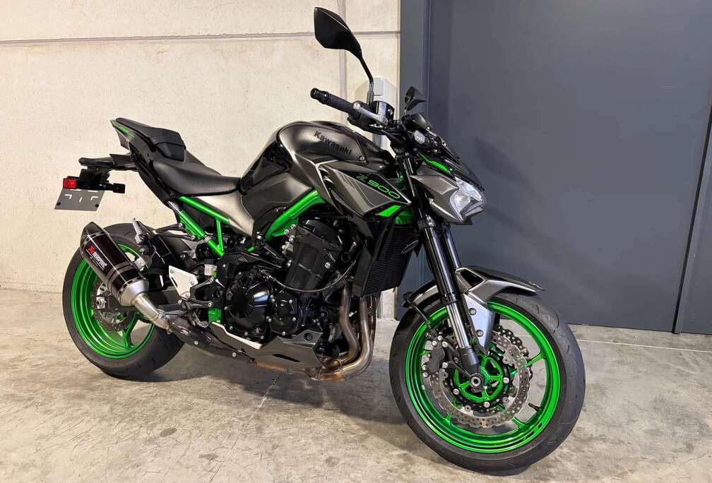 met Akrapovic uitlaat in nieuwstaat