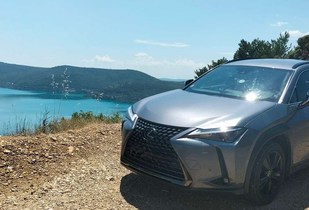 Lexus UX 250h 2.0i FWD Black Line
