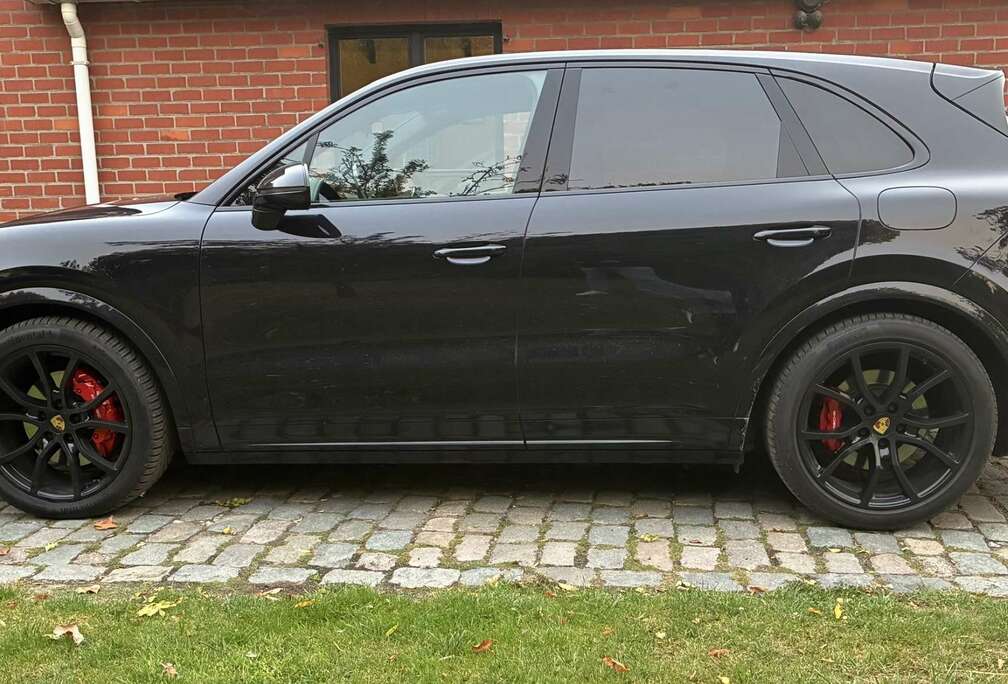 Porsche E-Hybrid Tiptronic S full black sport-chrono pakke