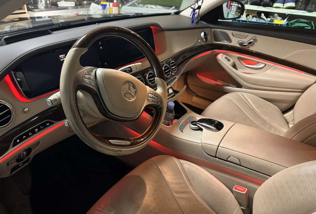 Mercedes-Benz long   blue lounge