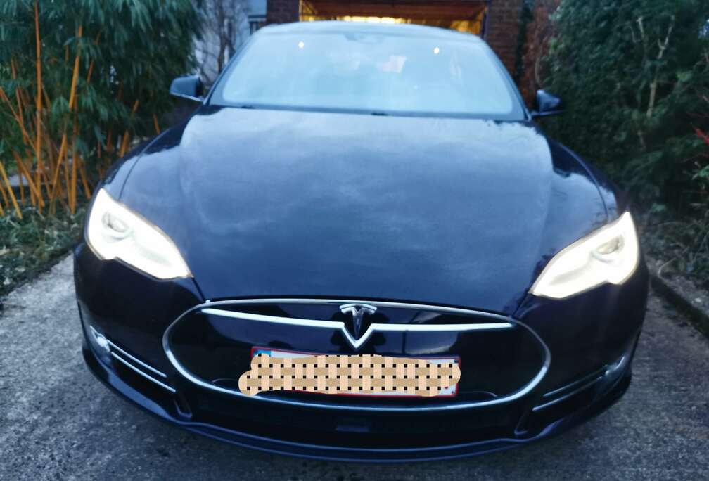 Tesla Model S 85 kWh AVEC 480KM