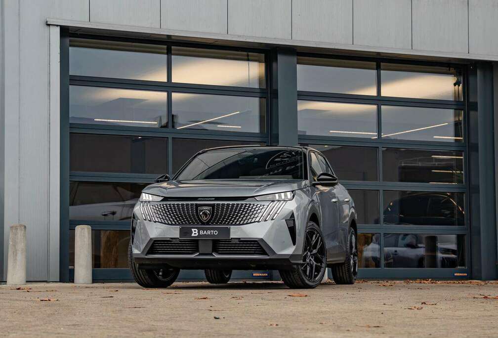 Peugeot GT  MHEV  Custom Alcantara Interior  20\