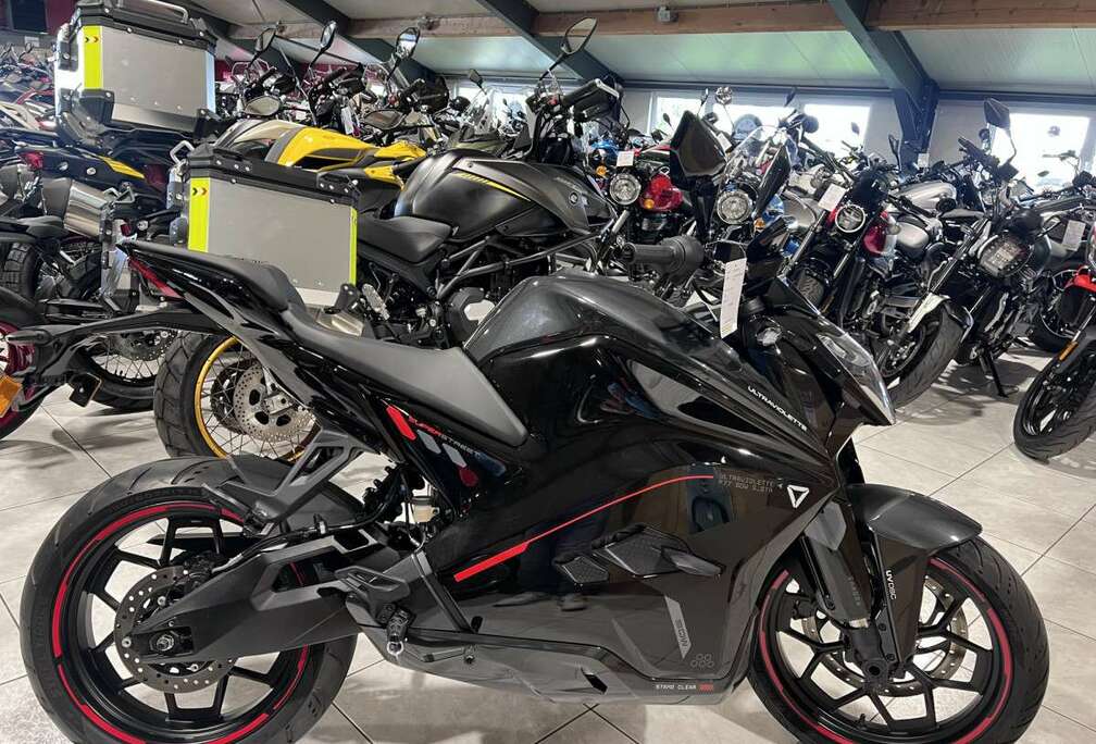 Andere  Ultraviolette F77 SuperStreet Cosmic Black