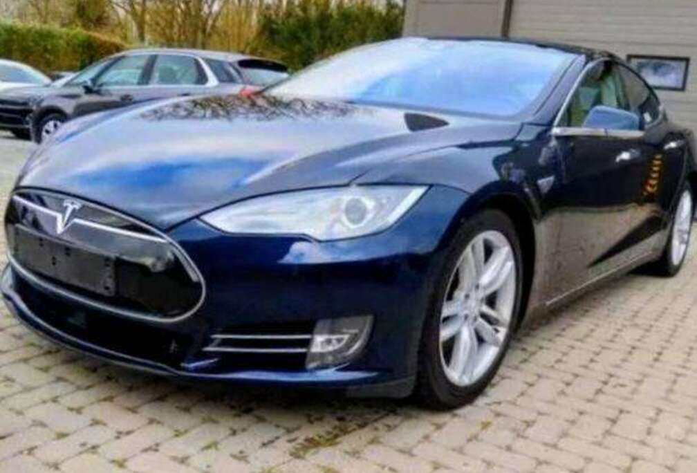 Tesla Model S 85 kWh Free Supercharging SC01