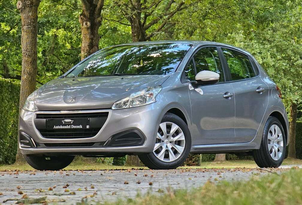 Peugeot 208 like  benzine airco nette staat  weinig km