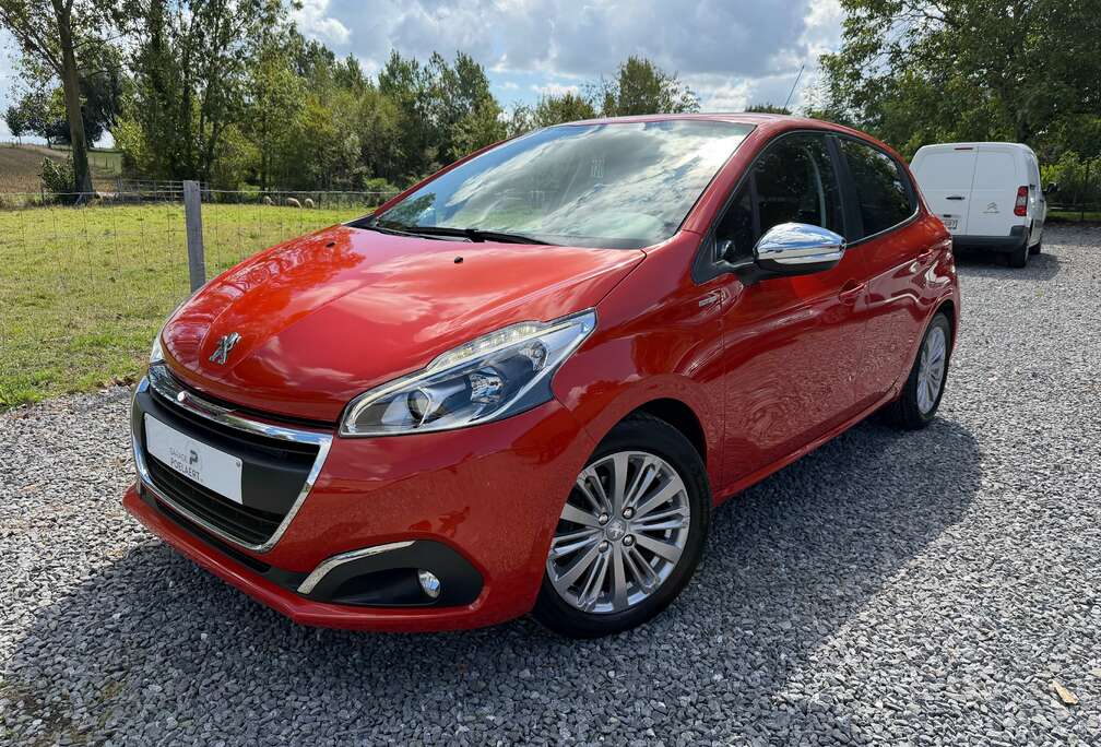 Peugeot 208 1.2i Style / APPLE CARPLAY / PARFAIT ETAT