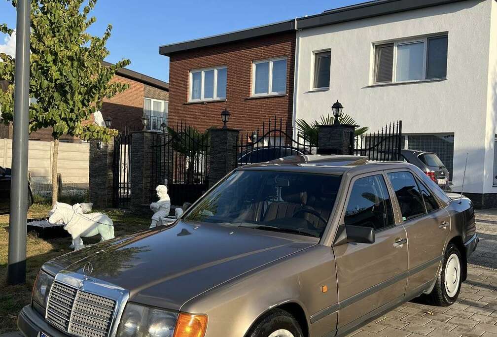 Mercedes-Benz Oldtimer W124 (1988 Model)