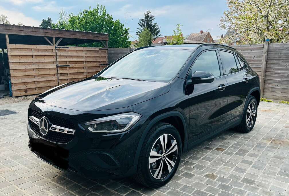 Mercedes-Benz e 8G-DCT Luxury Style