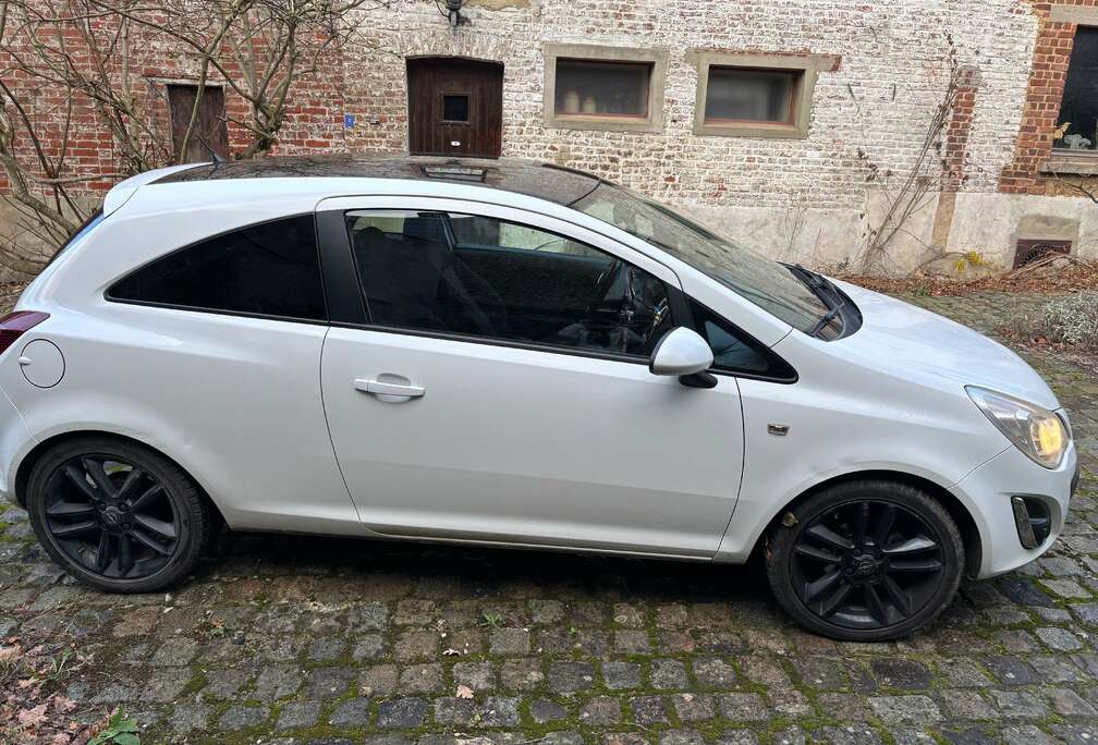 Opel Corsa 1.2i Black Edition