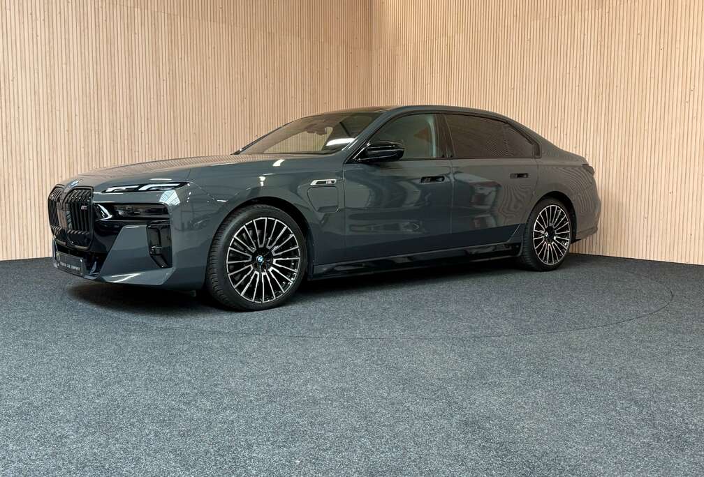 BMW M760eXAS PHEV| Aut. doors| M-performance| FULL!