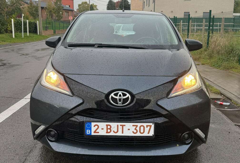 Toyota Aygo 1.0i VVT-i x-play prête à immatriculer
