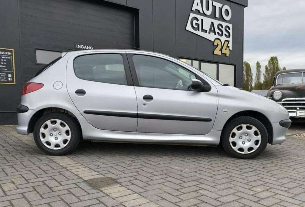 Peugeot 1.4i Benzine / ELEKTR. RAMEN / DAB / CENTR. VERGR.