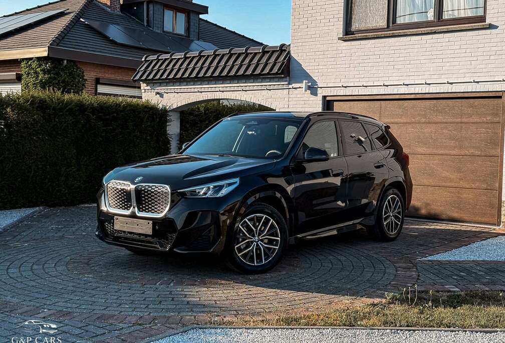 BMW BMW iX1 eDrive20 M Sport | BMW Extended Warranty | 204 PK | Adaptief M | Shadow Line | Alcantara | Camera | Keyless |