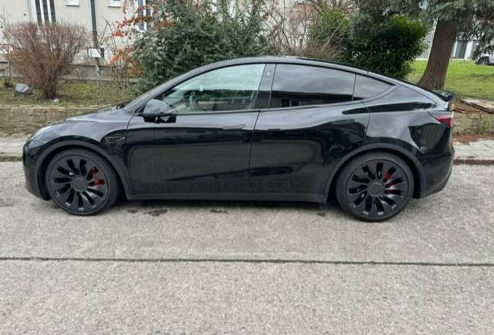 Tesla Model Y 72.5 kWh Dual Motor Performance (377 kW)