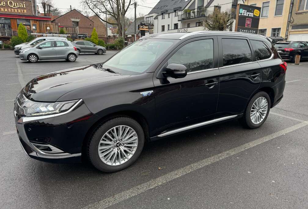 Mitsubishi Outlander 2.4i 4WD PHEV Intense