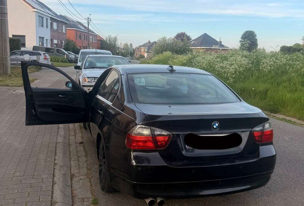BMW Papier Rose BMW 330ia État Clinique  full option