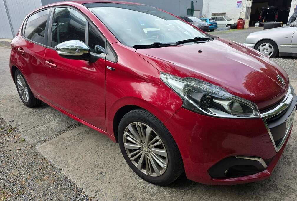 Peugeot 208 1.2i  Style