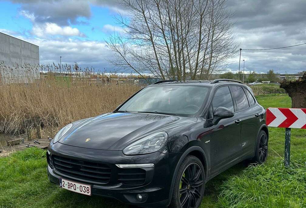 Porsche S Hybrid Tiptronic