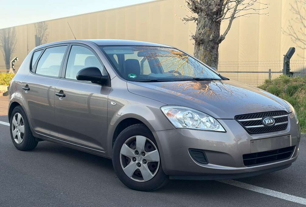 Kia Cee\'d 1.4i * ESSENCE * INTERIEUR CUIR