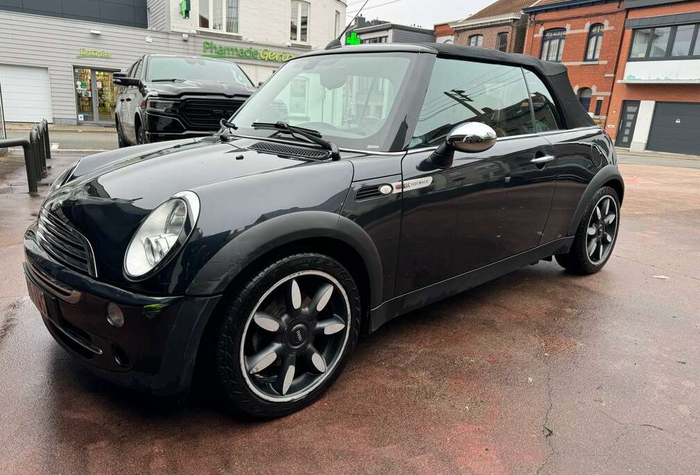 MINI Cabriolet  Cooper 16i. sidewalk