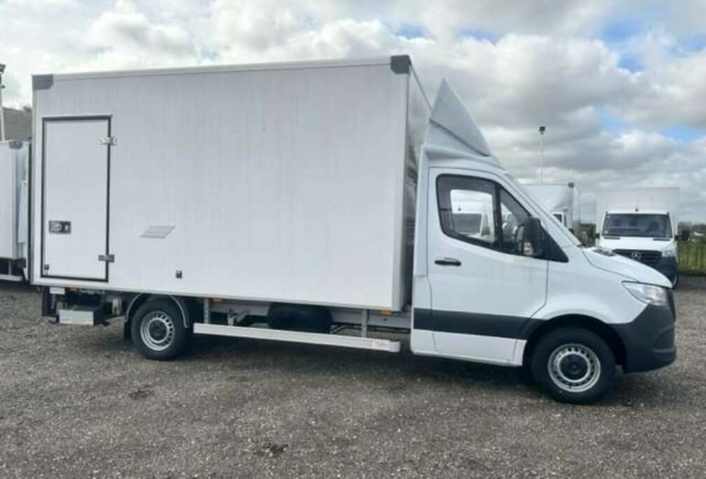 Mercedes-Benz 317 BOX + LIFT € 51900 2300 MM HOOG