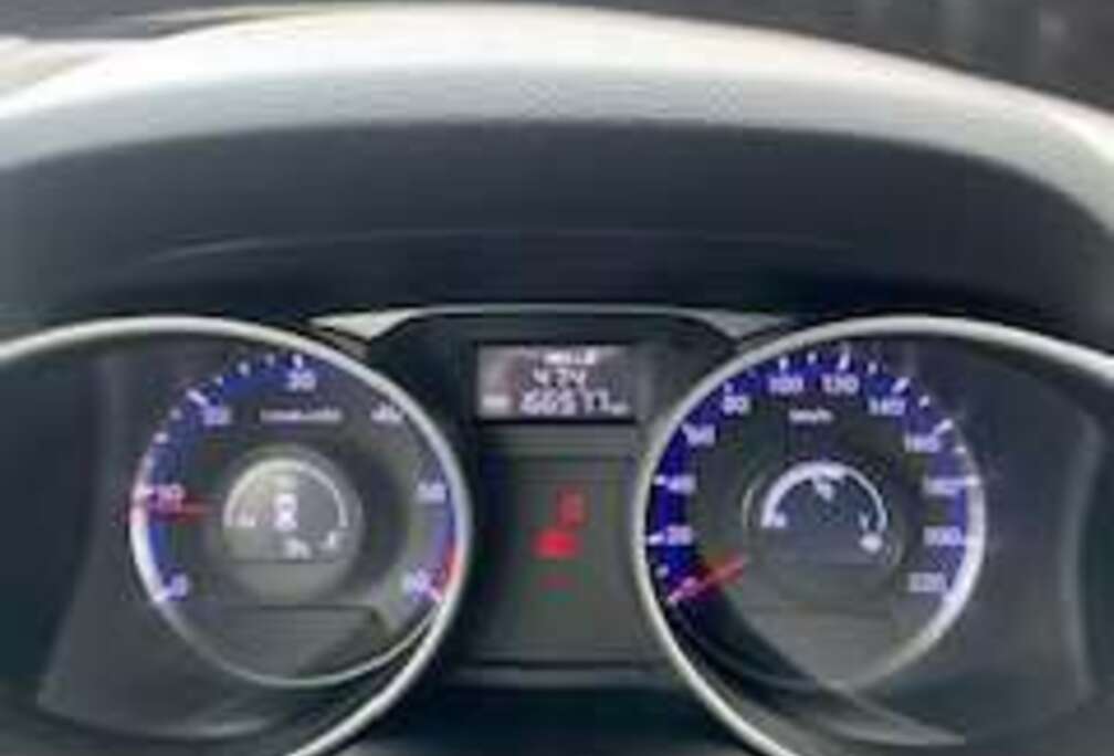 Hyundai 1.7 CRDi 2WD Executive avec feuille rose.