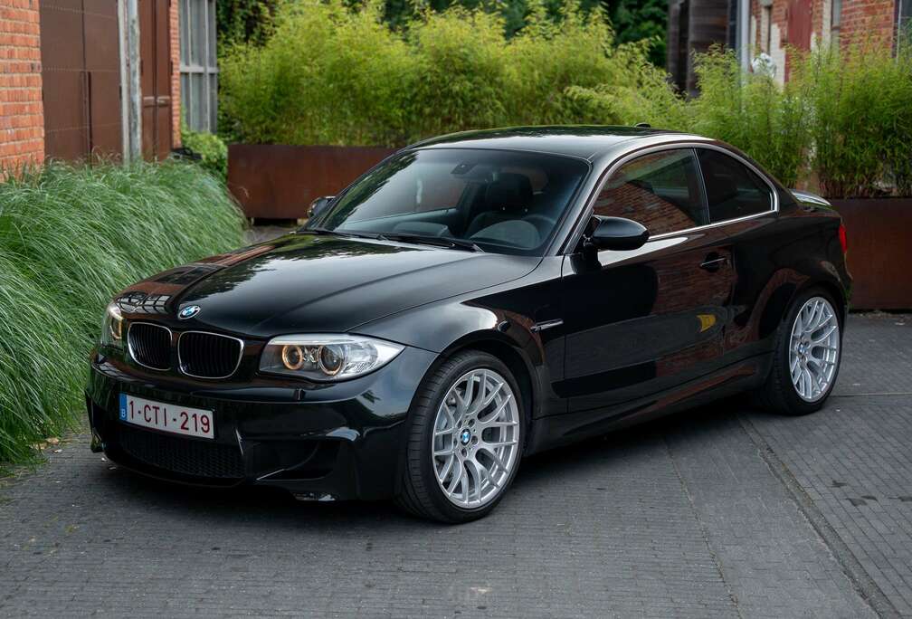 BMW 100% Original - First Paint - Akrapovic - Harman Kardon