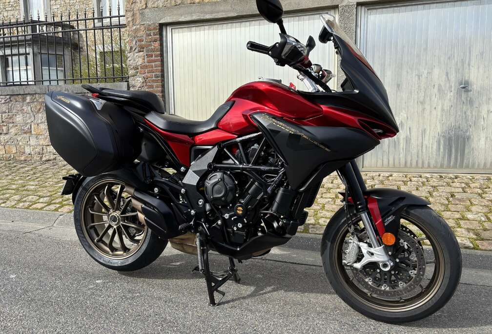 Lusso avec valises latérales et GPS