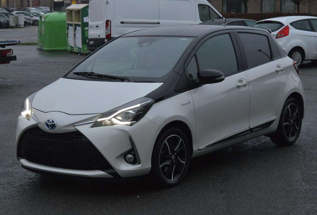 Toyota Yaris Hybrid 1.5 VVT-i Comfort Black and White