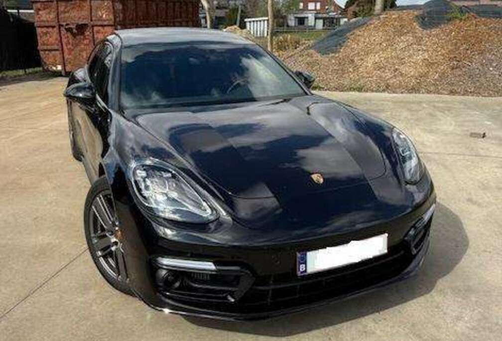 Porsche 4 E-Hybrid Sport Turismo Platinum Edition