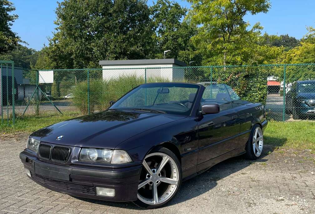 BMW zeer zuiver geen roest van onder 140pk 318is