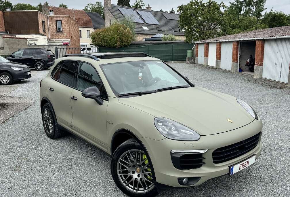 Porsche S E-Hybrid Platinum Edition