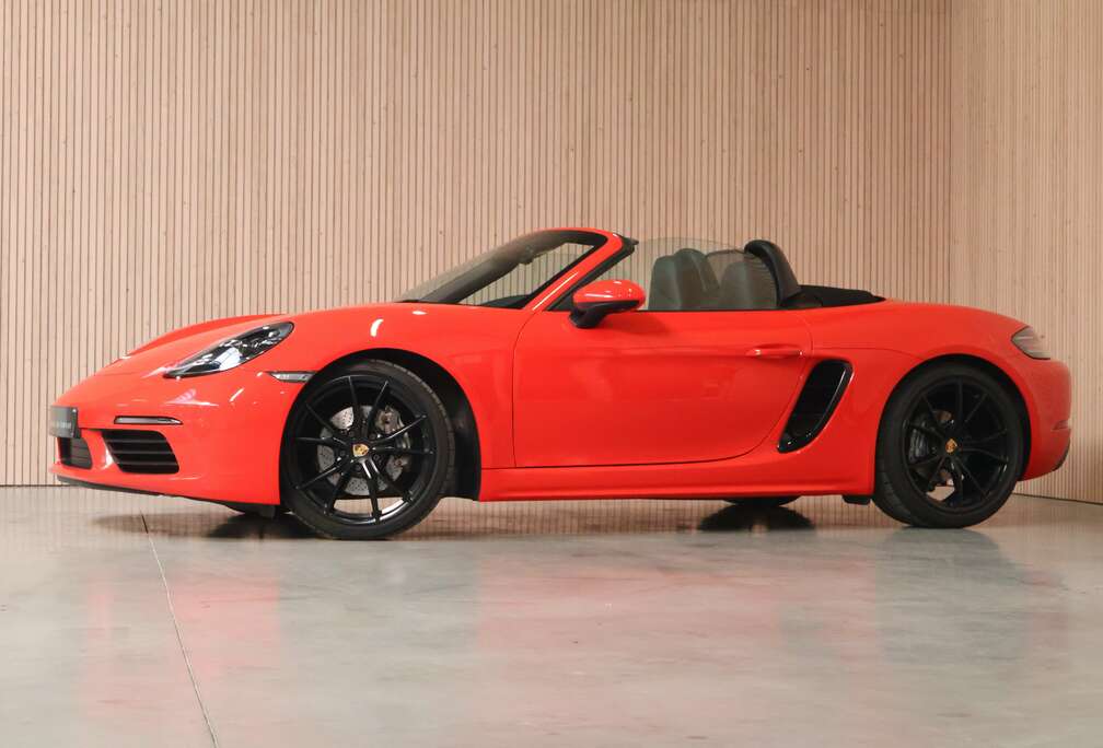Porsche 718 Boxster PDK  ORGINEEL ZWART/ RODE WRAP .