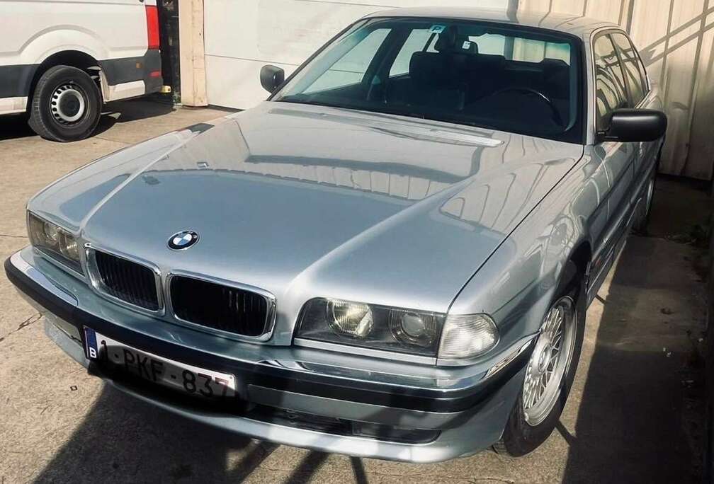 BMW 728i a voir absolument pour amateurs nostalgiques