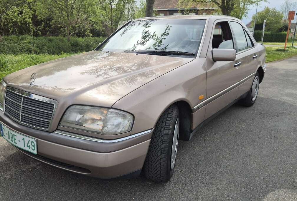 Mercedes-Benz Mercedes W202 250D / VELVET RED LEATHER / OLDTIMER