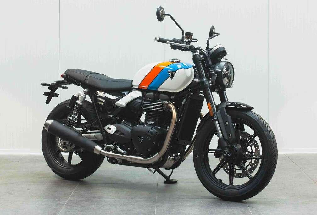 Triumph 900