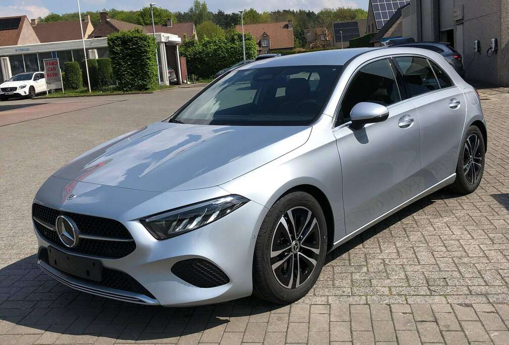 Mercedes-Benz 5-deurs Benzine Sfeerverlichting Keyless Entry Draadloos laden van Smartphone Carplay Instrumenten display digitaal