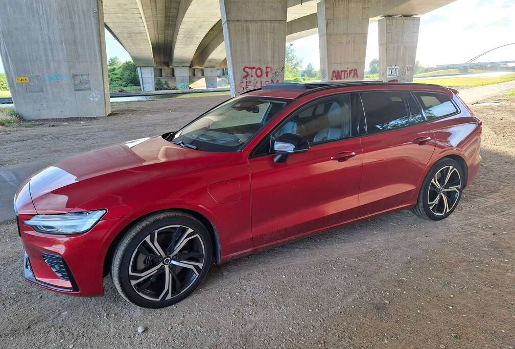 Volvo V60 2.0 T6 AWD PHEV Ultimate Dark