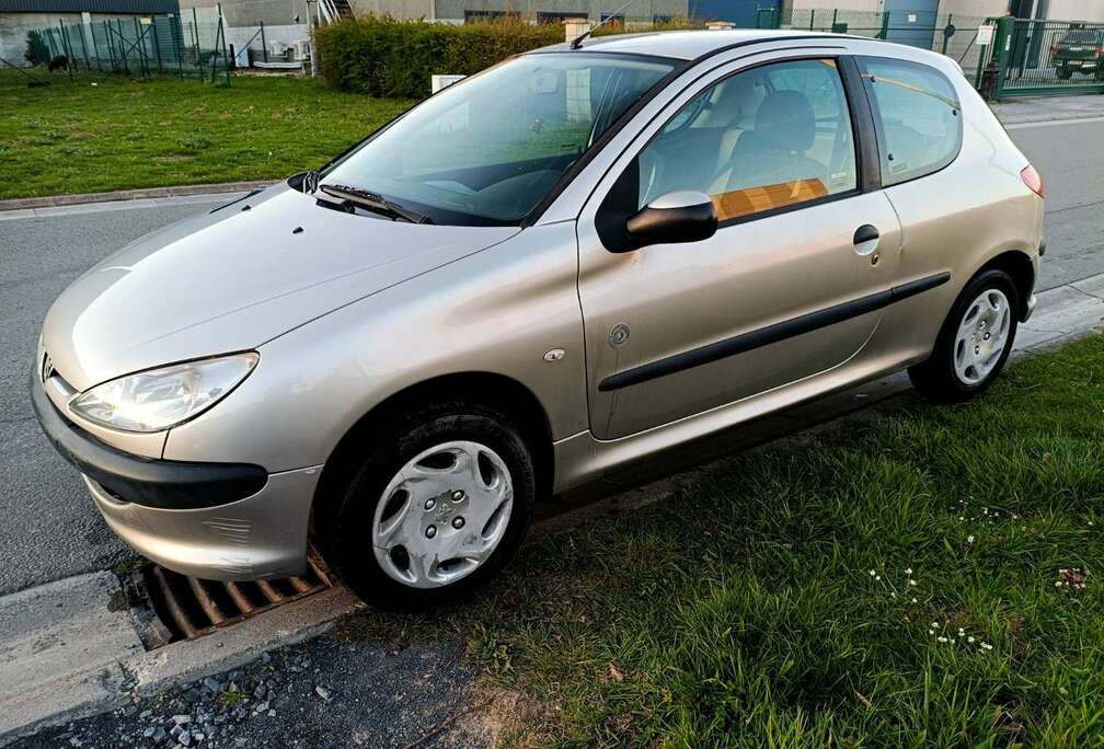 Peugeot 1.1i X-Design