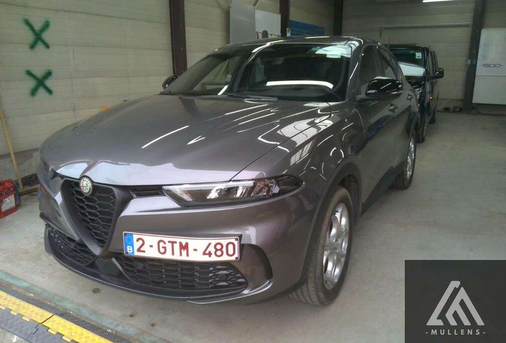 Alfa Romeo PHEV AT6e Q4 Sprint