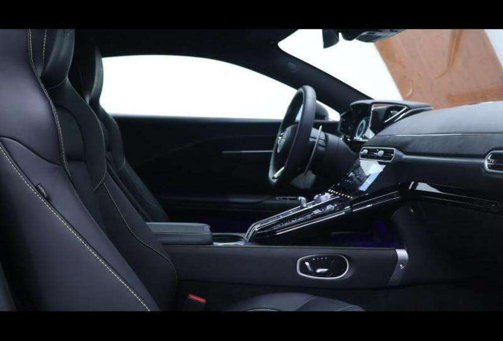 Aston Martin NEW VANTAGE V8